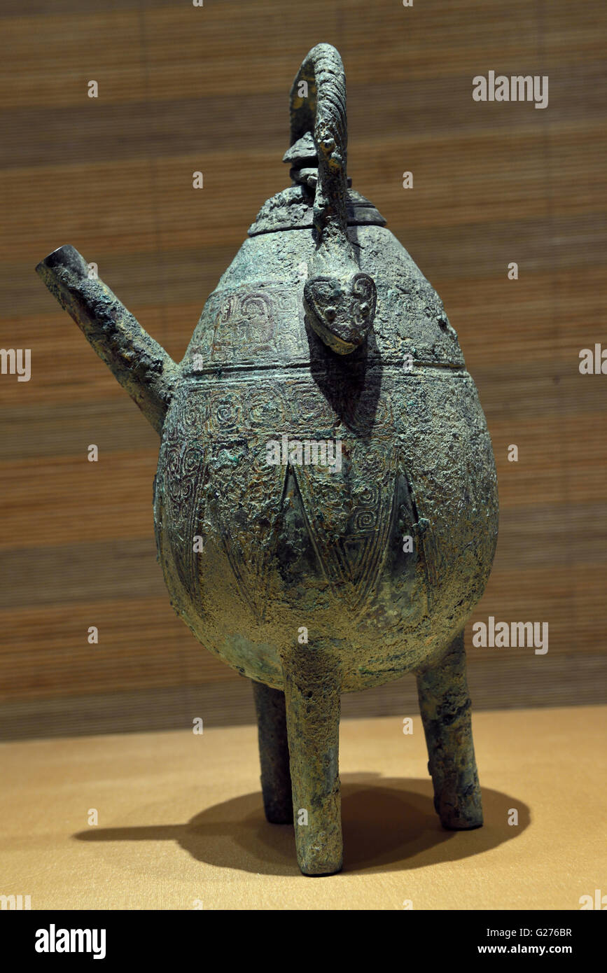 Il bronzo Egli vino vaso con tre gambe. Fu Hao tomba, dinastia Shang (c.1600-1046 BCE) . Pechino Capitale Museo. Foto Stock
