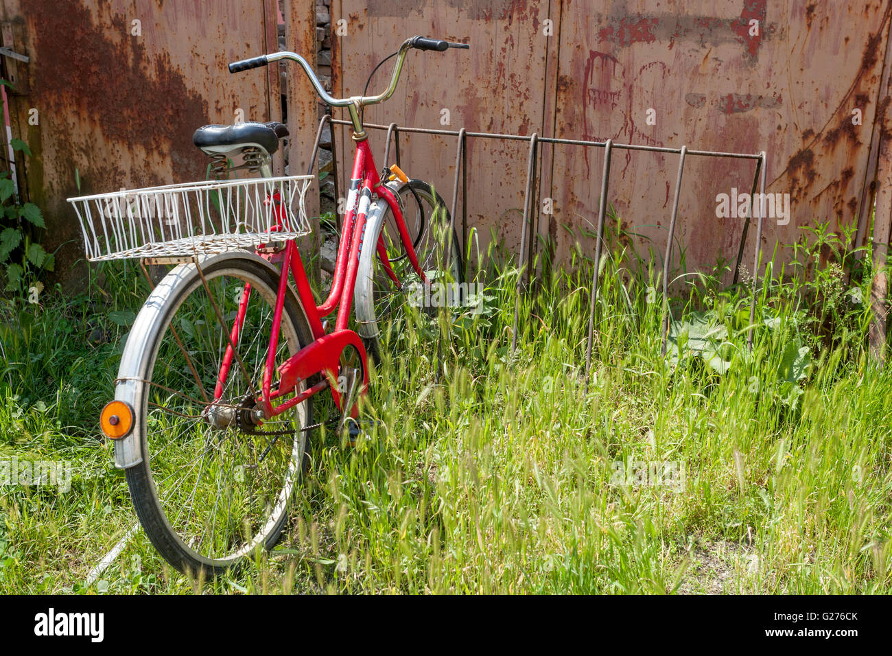 Supporto per biciclette, bicicletta parcheggiata, bicicletta con cestino Foto Stock