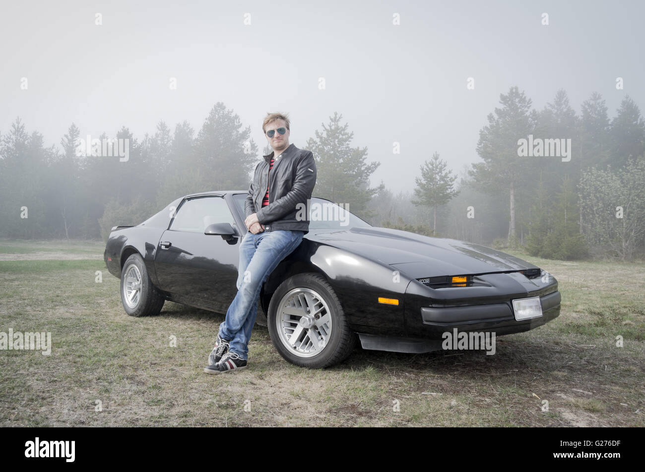 Orgoglioso proprietario con la sua auto sportiva, Pontiac Firebird Foto Stock