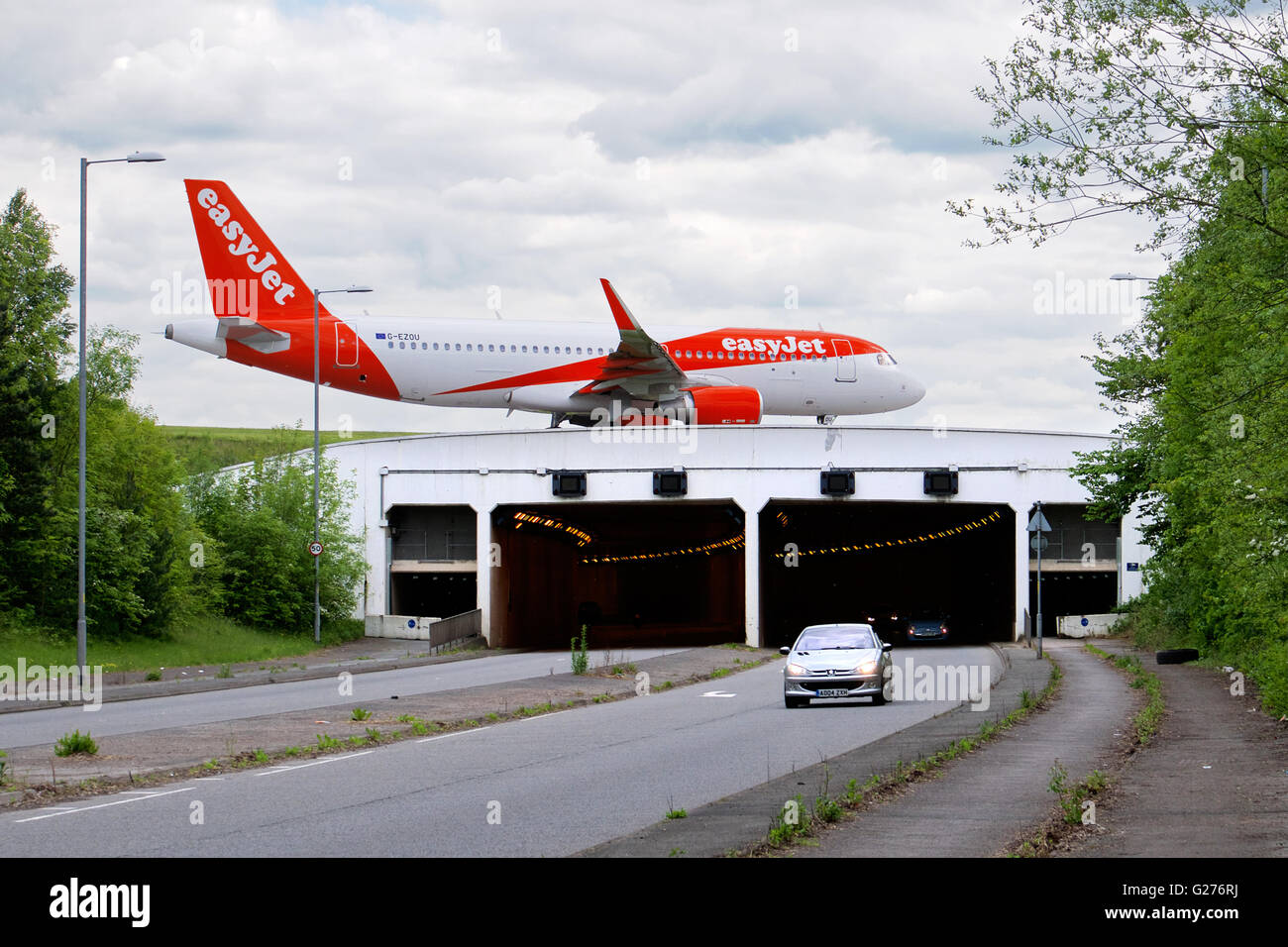 Piano Easyjet rullaggio su A538 (Wilmslow Road) a Manchester Ringway Airport, Inghilterra Foto Stock