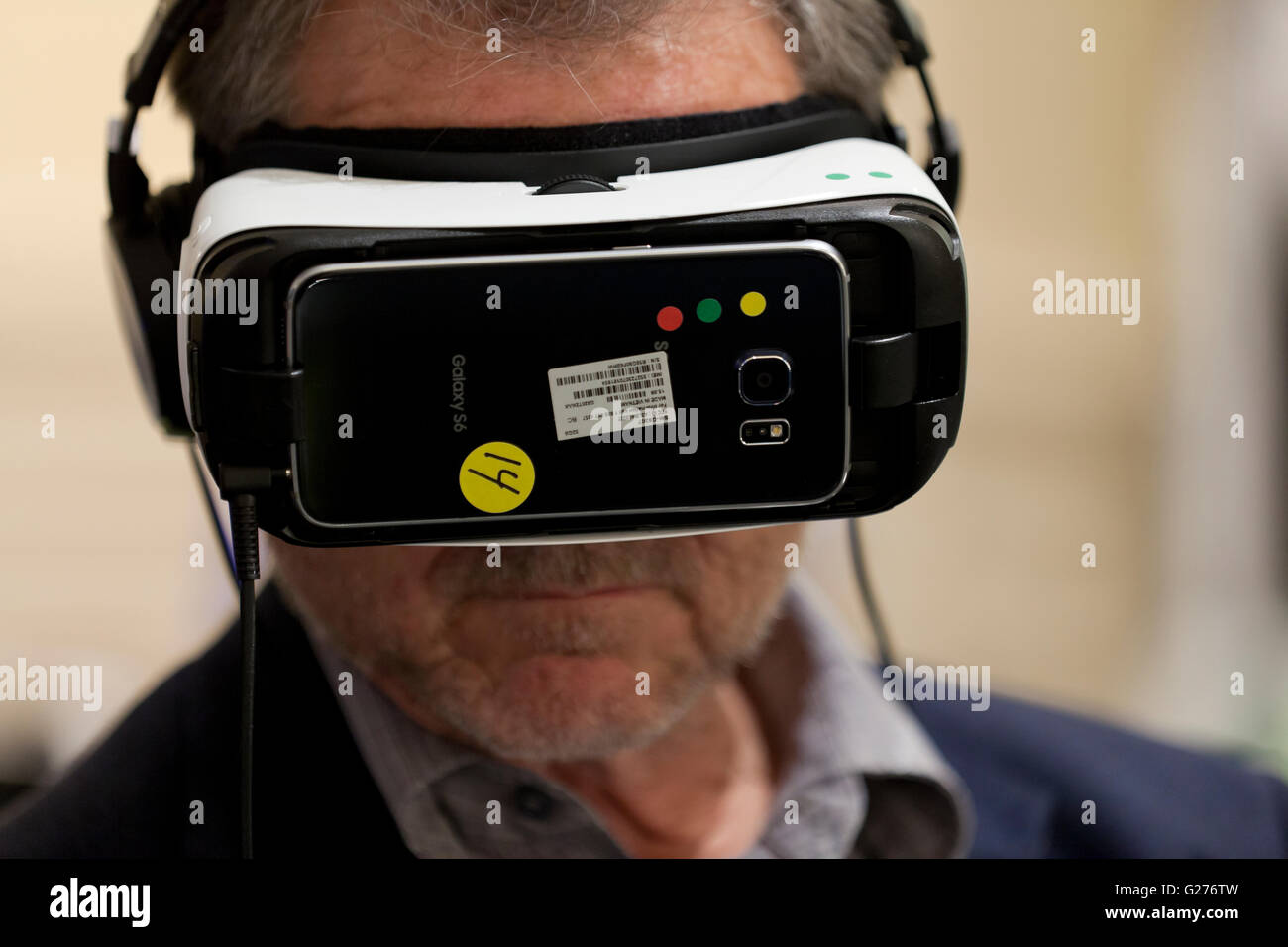 Uomo con occhio di realtà virtuale occhiali di protezione (occhiali VR, VR cuffia) - USA Foto Stock