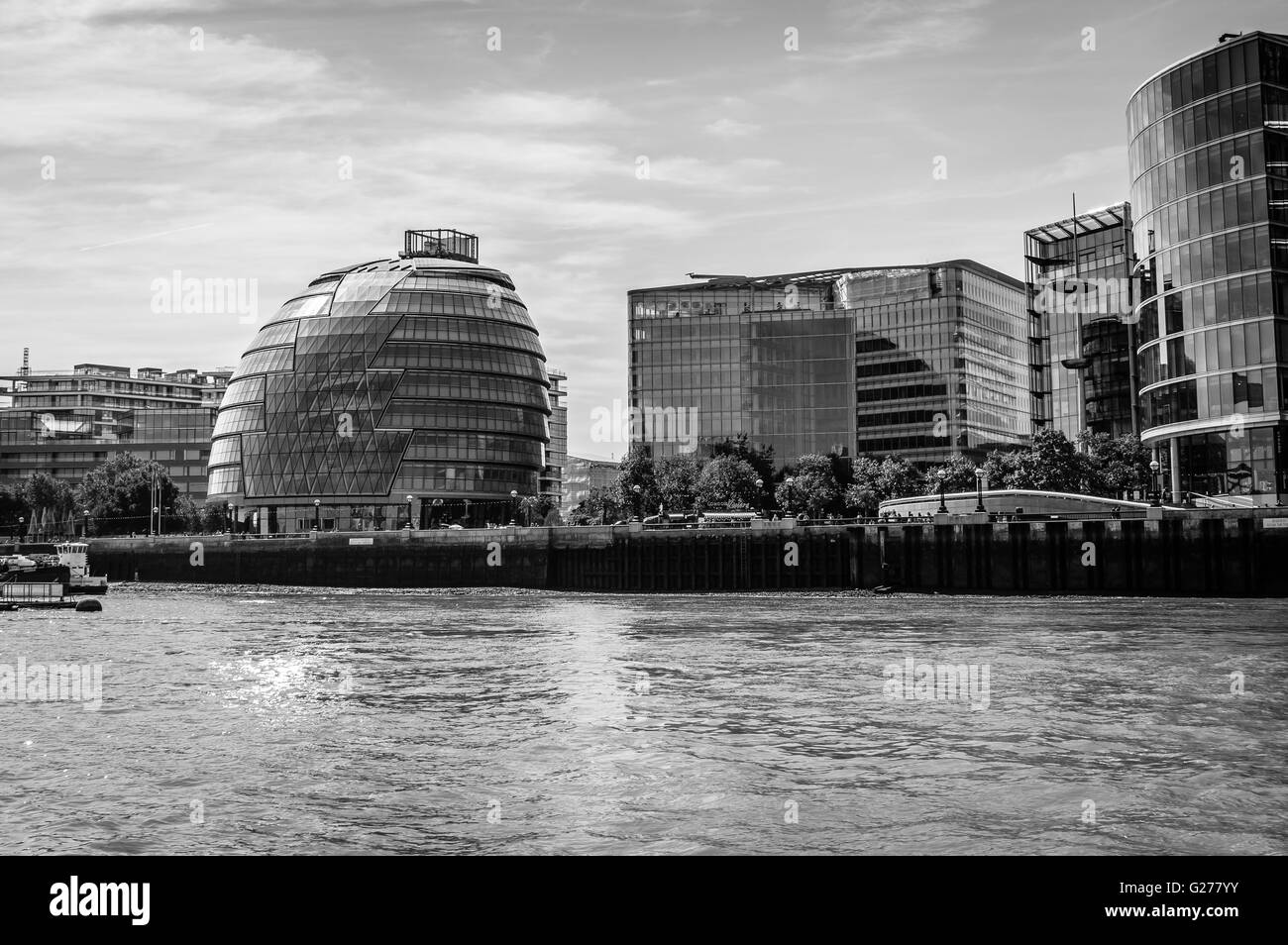 LONDON, Regno Unito - 22 agosto 2015: Municipio di Londra dal fiume una giornata di sole. Bianco e nero immagine artistica. Foto Stock