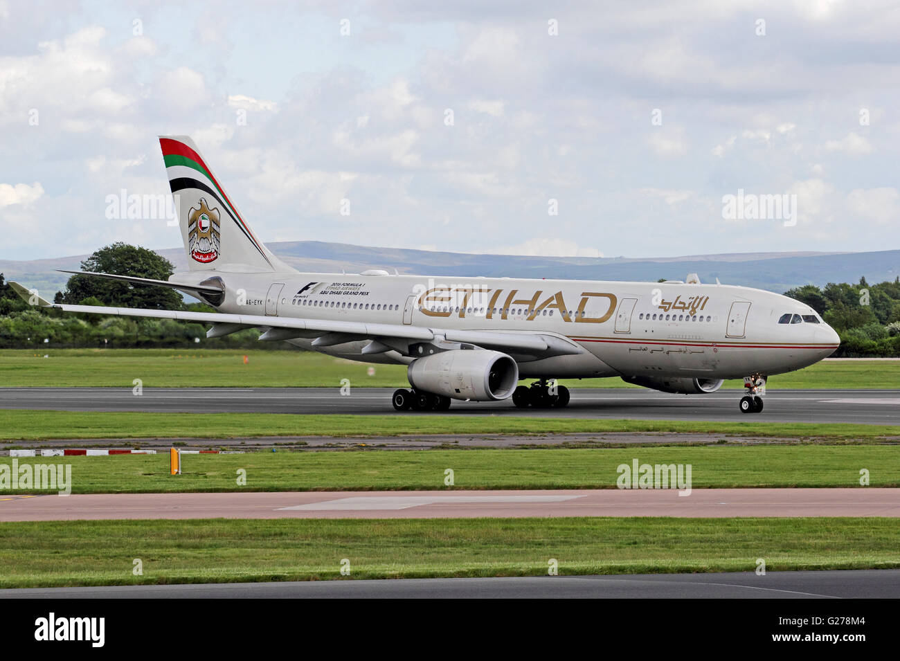 Etihad Airlines Airbus A330-243 aereo di linea di rullaggio all'Aeroporto Internazionale di Manchester Foto Stock