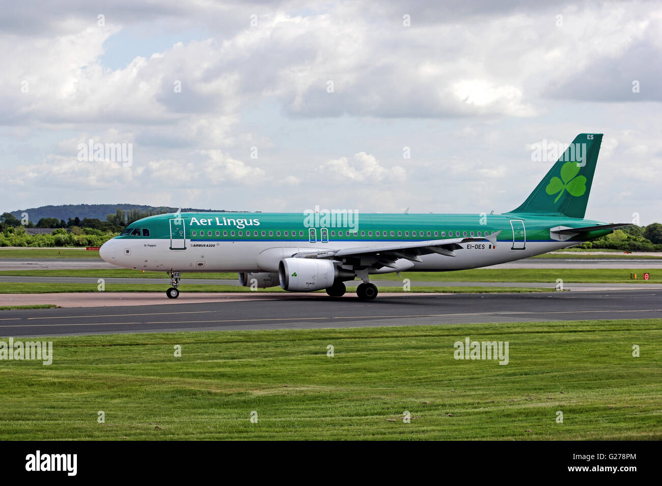 Aer Lingus Airbus 320 aereo di linea di rullaggio all'Aeroporto Internazionale di Manchester Foto Stock