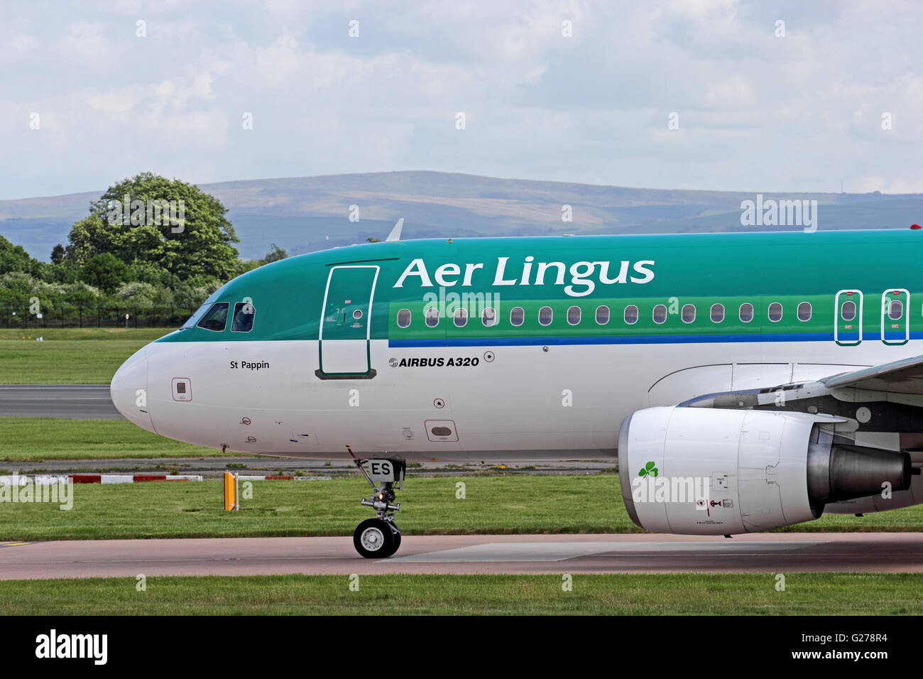 Aer Lingus Airbus 320 aereo di linea di rullaggio all'Aeroporto Internazionale di Manchester Foto Stock