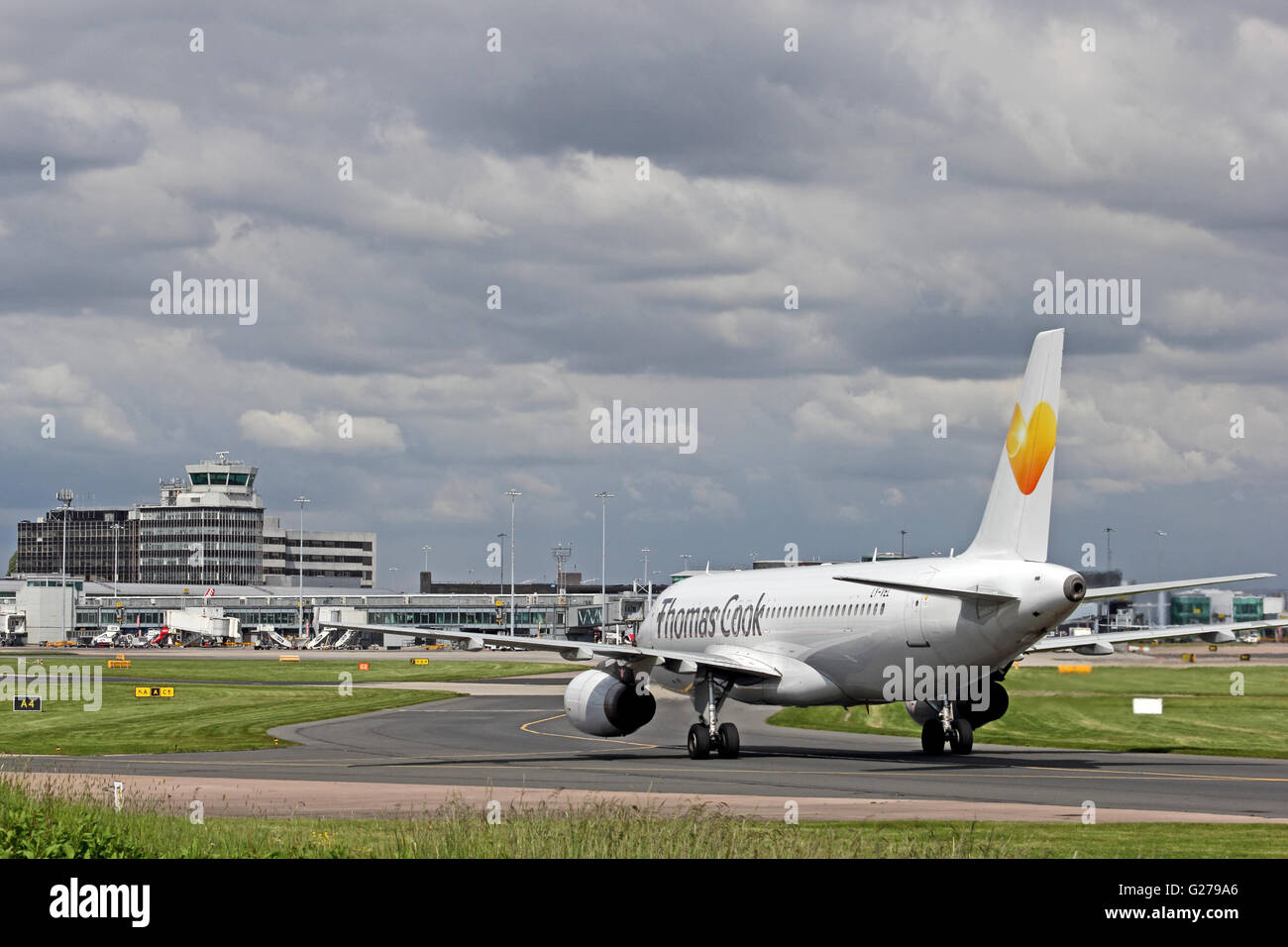 Avion Express Airbus A320-232 aereo di linea in Thomas Cook livrea terminale di avvicinamento all'Aeroporto Internazionale di Manchester Foto Stock