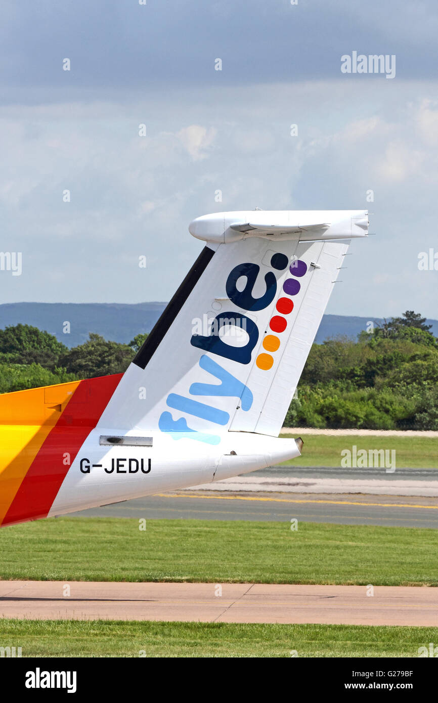 Impennaggi con il logo di Flybe Bombardier Dash 8 Q400 aeroplano Foto Stock