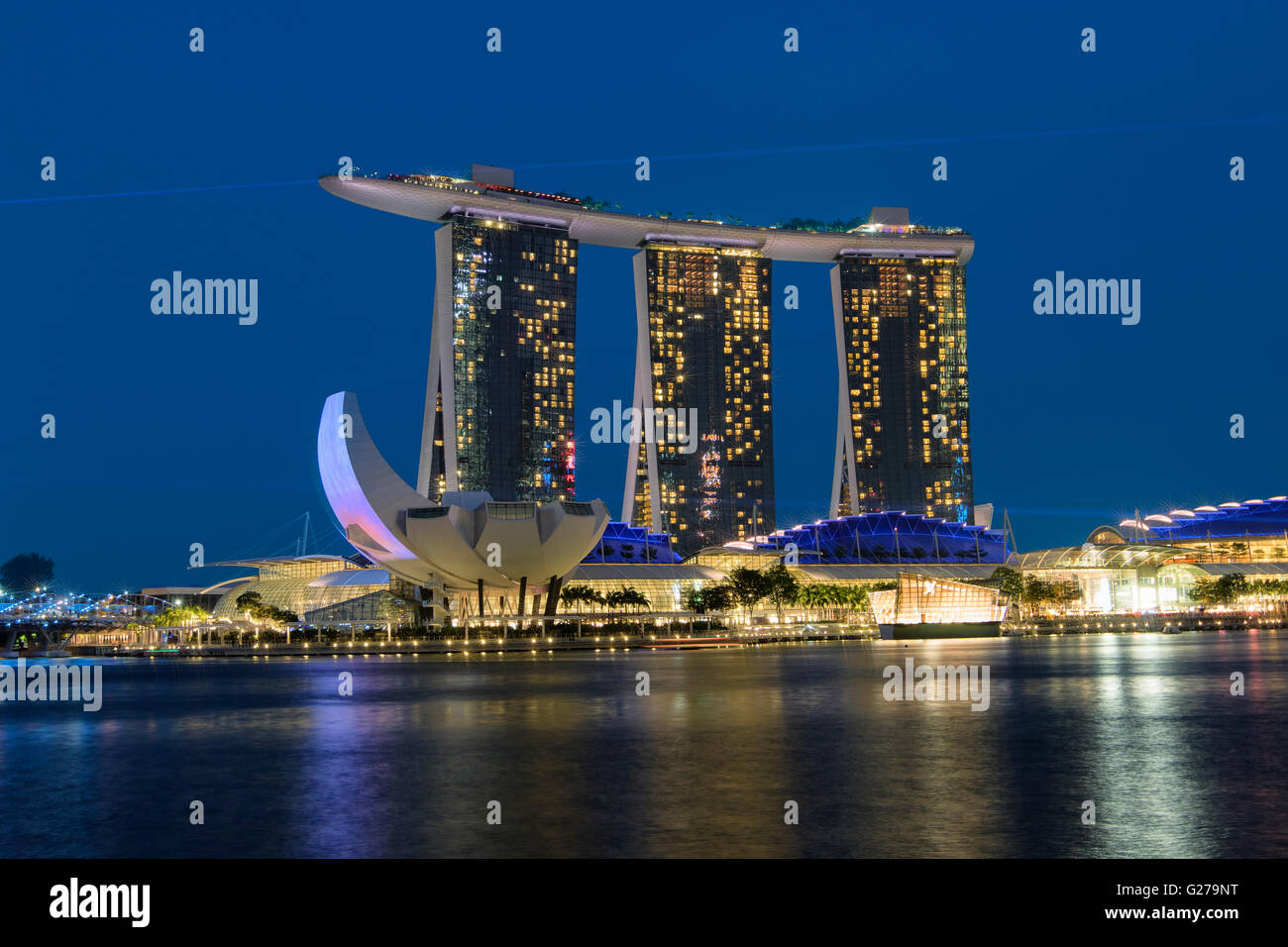 Il Marina Bay Sands Hotel in notturna a Singapore Foto Stock
