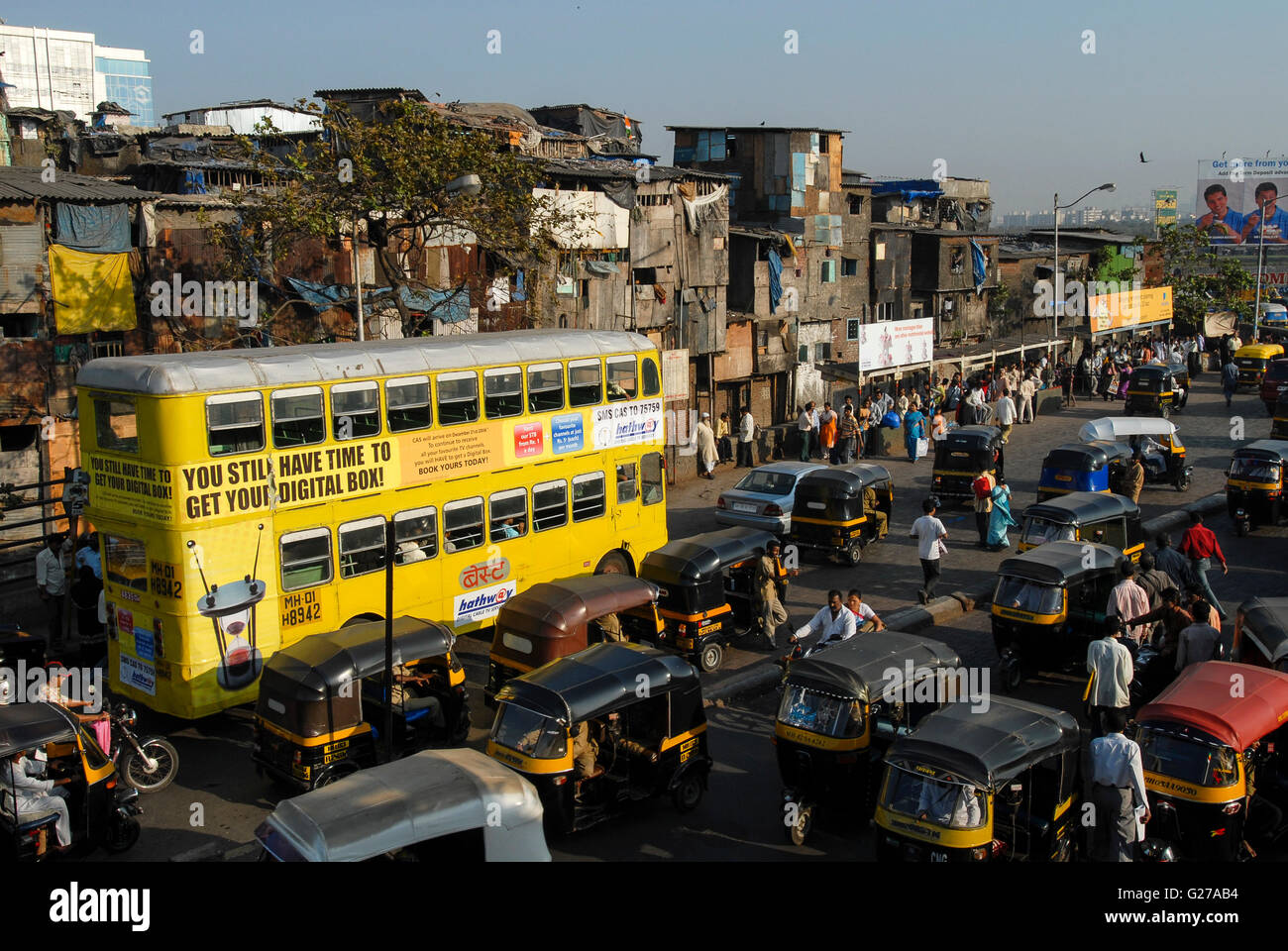 INDIA Mumbai Bombay commuter alla stazione di Bandra, dietro la baraccopoli di capanne / INDIEN Bombay Mumbai das Wirtschaftszentrum und Finanzzentrum Indiens, Pendler am S-Bahnhof Bandra, Hintergrund Huetten eines baraccopoli Foto Stock