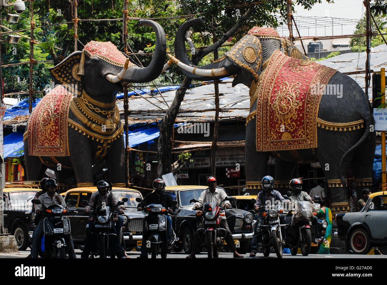 INDIA Mumbai Bombay , il traffico pesante in Dadar , scultura di elefante / INDIEN Bombay Mumbai , Strassenverkehr in Dadar Foto Stock