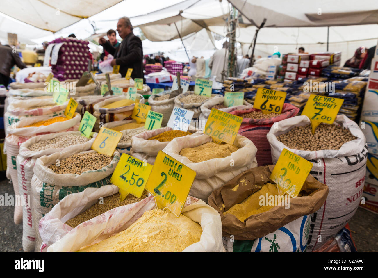 Turca locale bazaar. Multi colore bulk di legume sacco per la vendita a livello locale Beykoz aria aperta pubblico Foto Stock