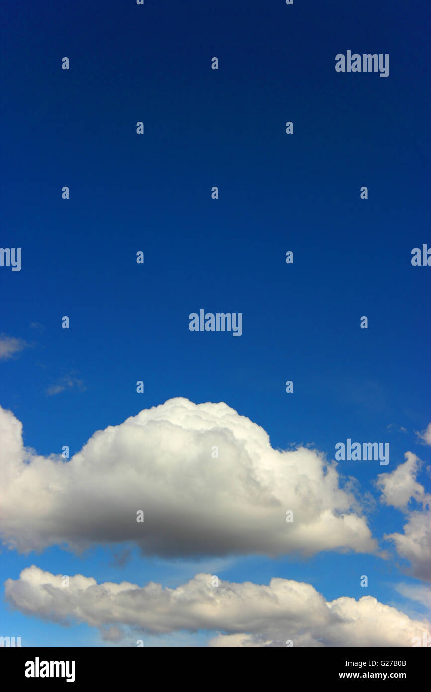 Bianco, cumulus nubi alla deriva in un profondo cielo blu Foto Stock