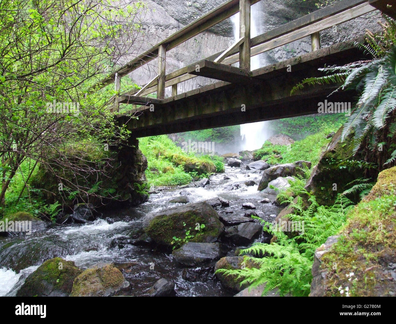 Il Footbridge closiing il divario della cascata si siede prima. Foto Stock