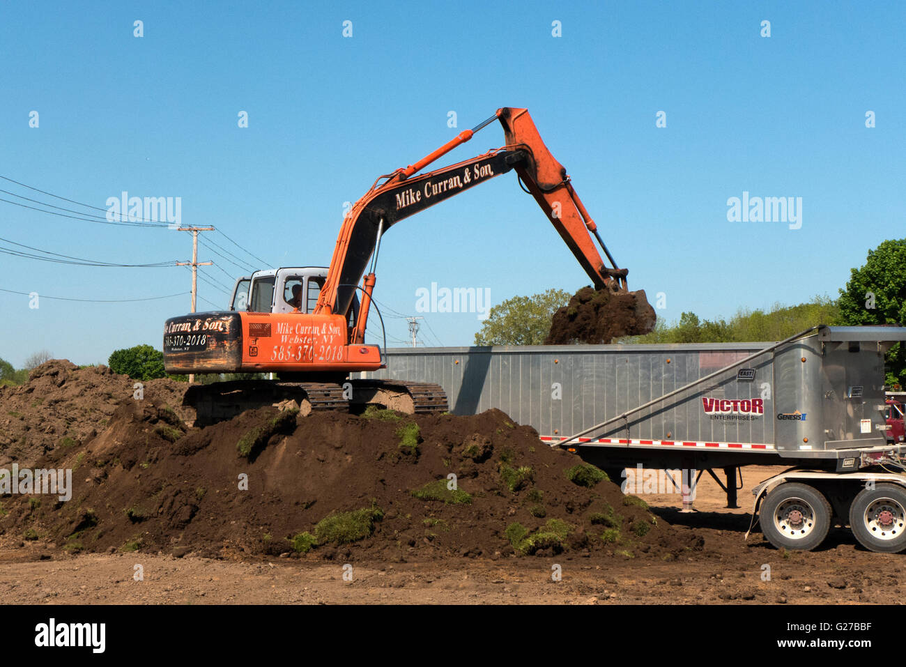 Escavatore sporco di carico. Foto Stock