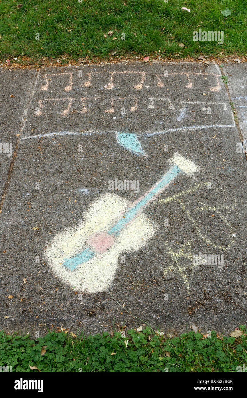 Chitarra e note musicali disegnati dai bambini sul marciapiede Foto Stock