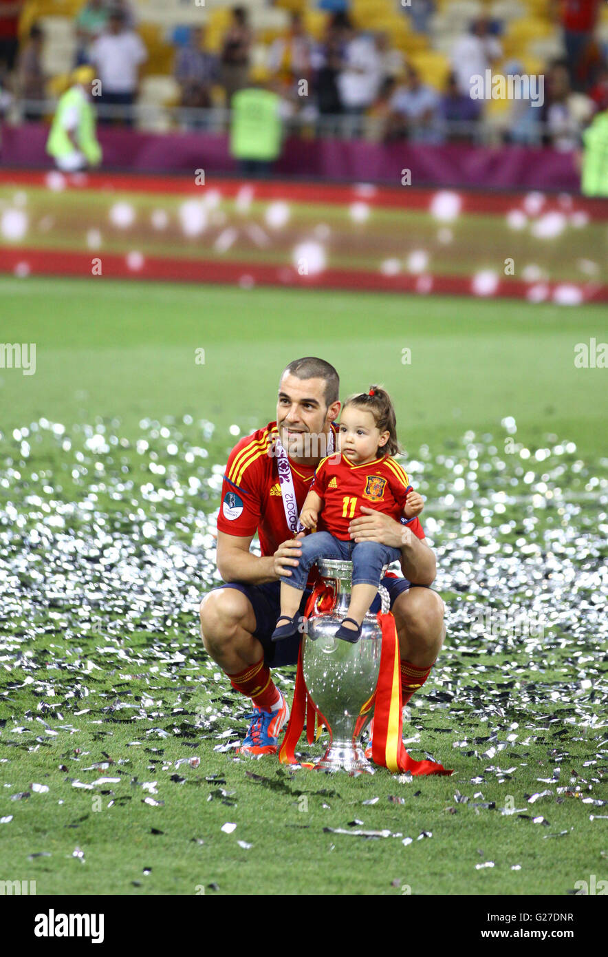 Alvaro Negredo della Spagna in posa per una foto con sua figlia dopo UEFA EURO 2012 gioco finale contro l'Italia allo stadio Olimpico Foto Stock