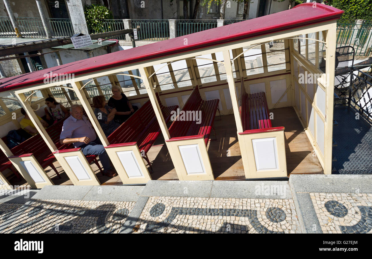 Vista la funicolare tram interno impostato e di stile Portoghese in ciottoli di piattaforma di accesso, a Braga, Portogallo Foto Stock