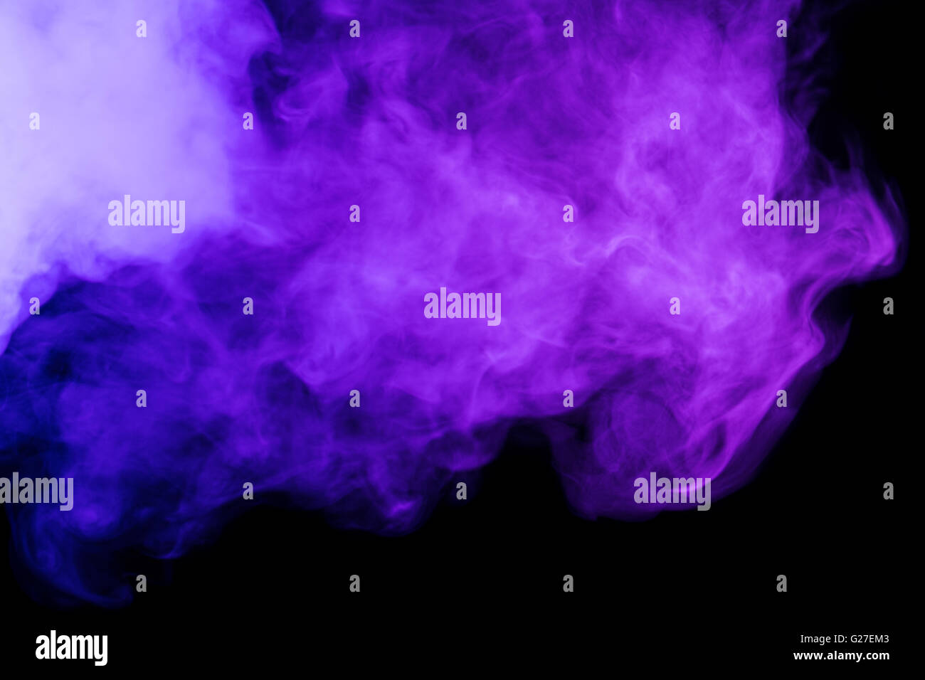 Arte astratta. Fumo blu hookah su uno sfondo nero. Inalazione. Il generatore di vapore. Il concetto di gas velenosi. Il gas. Foto Stock