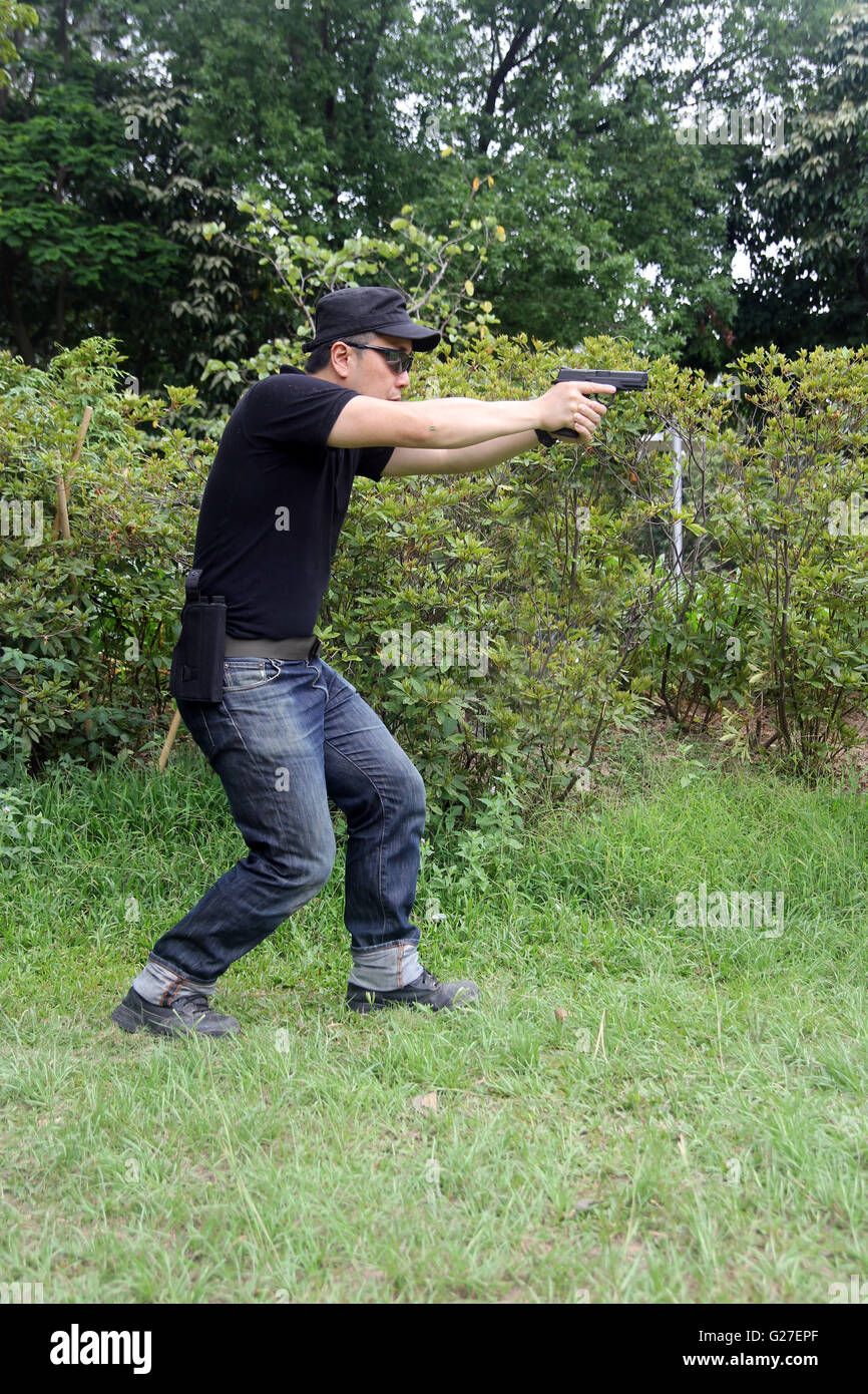 Un uomo le riprese di una pistola sul movimento ipsc ipda Foto Stock