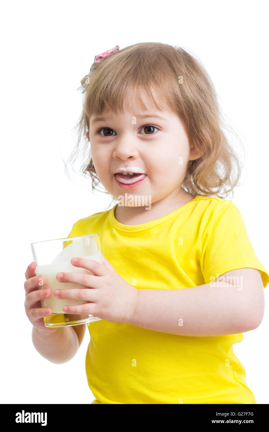 Adorabile bambino bere latte con latte i baffi tenendo un bicchiere di latte Foto Stock