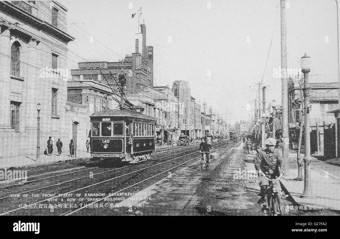 Scena di strada di fronte di Kanamori Department Store, Hakodate, Hokkaido. c 1930. Foto Stock