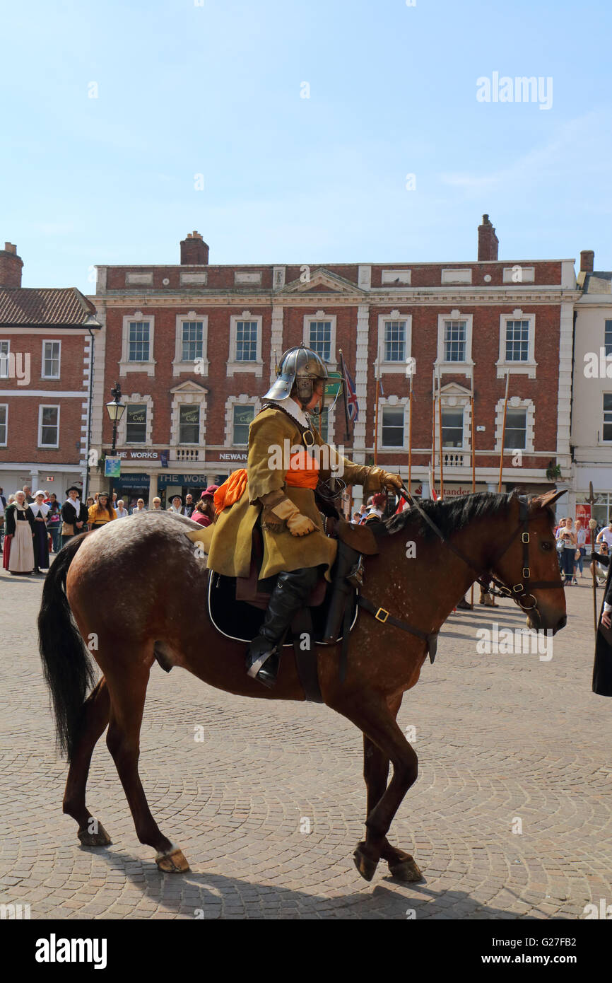 Nodo sigillato rievocazione gruppo in NEWARK ON TRENT market place per commemorare la fine dell'assedio nella guerra civile inglese Foto Stock