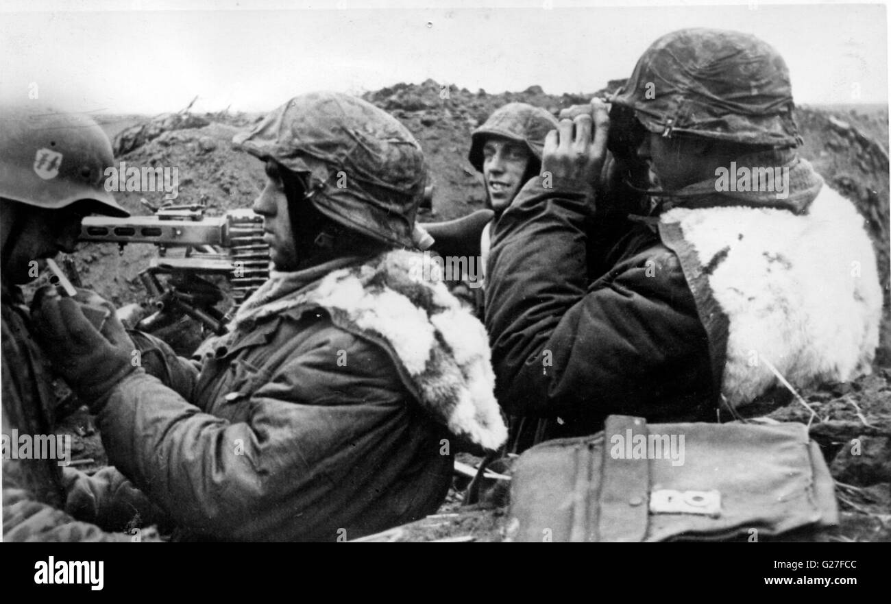 Waffen SS Mitraglieri una luce cigarrete anteriore orientale 1944 Foto Stock