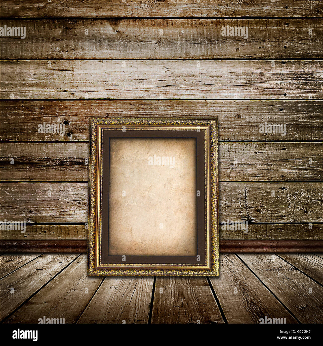 Vintage interno di una stanza con una parete in legno con pavimenti in legno e il vecchio telaio Foto Stock