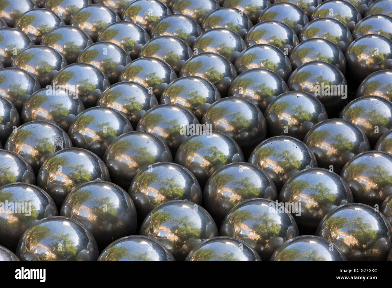 Londra, Regno Unito. 24 maggio 2016. Giardino di narciso, 1966. Una nuova mostra dell'artista giapponese Yayoi Kusama si apre a tutte le tre posizioni di Victoria Miro Gallery di Londra e corre dal 25 maggio al 30 luglio 2016. Foto Stock