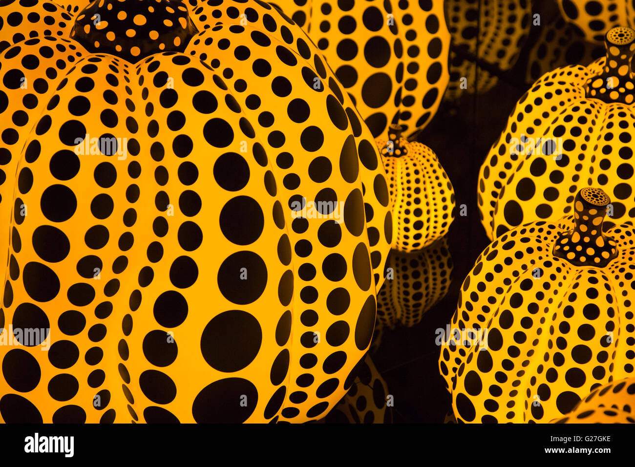 Londra, Regno Unito. 24 maggio 2016. Immagine: tutti l eterno amore che ho per le zucche, 2016. Una nuova mostra dell'artista giapponese Yayoi Kusama si apre a tutte le tre posizioni di Victoria Miro Gallery di Londra e corre dal 25 maggio al 30 luglio 2016. Foto Stock