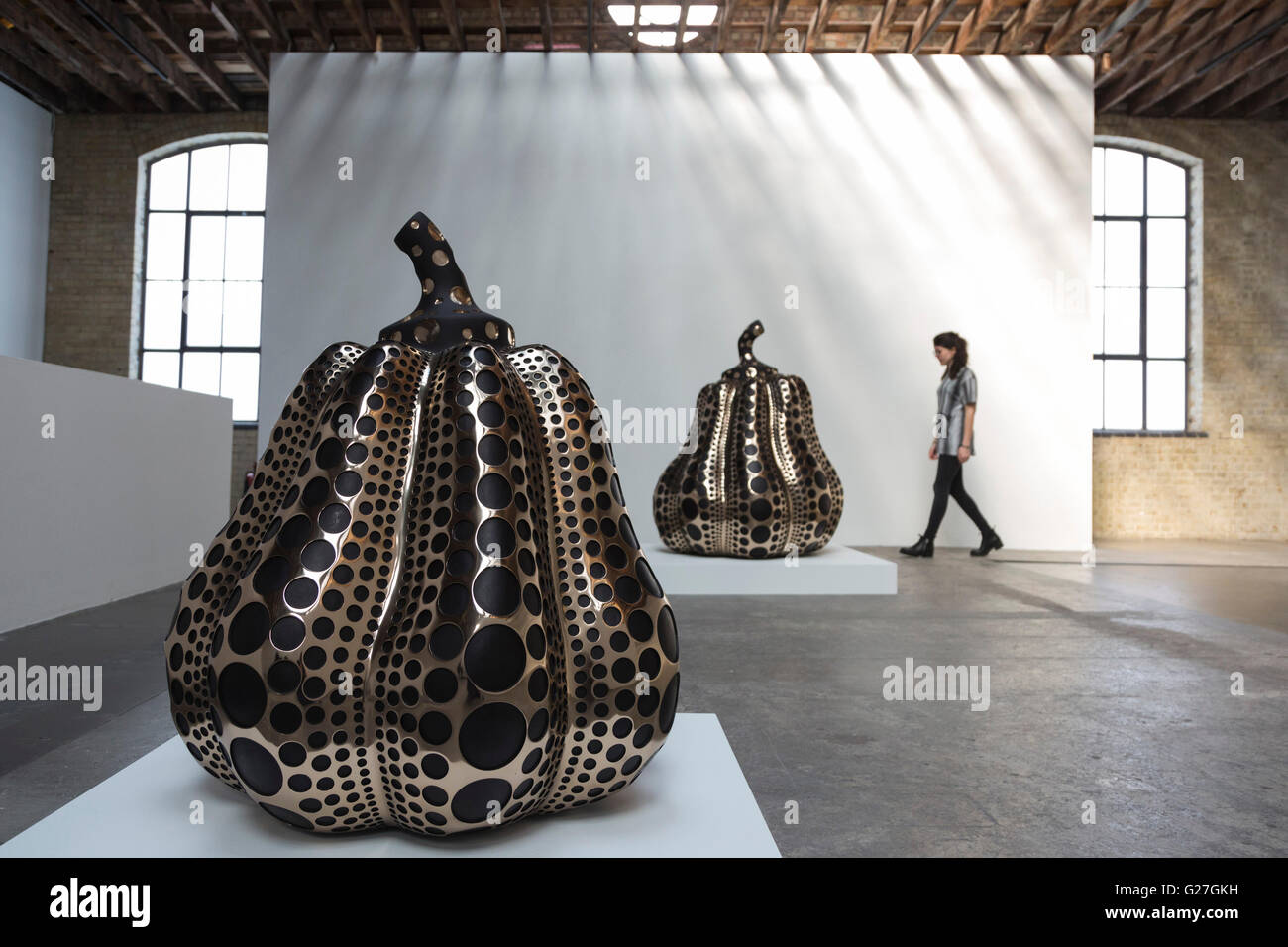 Londra, Regno Unito. 24 maggio 2016. Zucca, 2016, mirroring di bronzo lucidato. Una nuova mostra dell'artista giapponese Yayoi Kusama si apre a tutte le tre posizioni di Victoria Miro Gallery di Londra e corre dal 25 maggio al 30 luglio 2016. Foto Stock