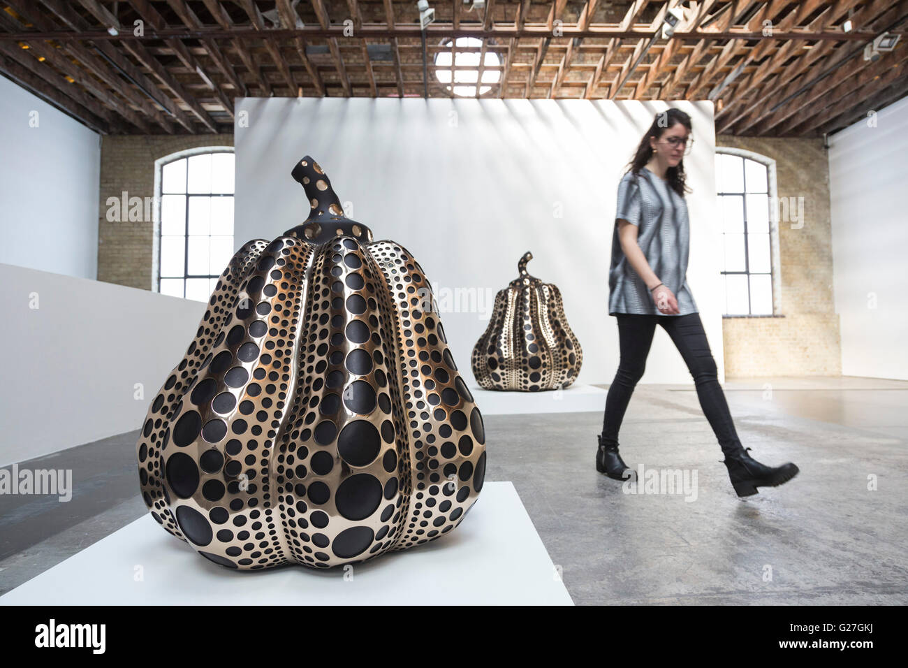 Londra, Regno Unito. 24 maggio 2016. Zucca, 2016, mirroring di bronzo lucidato. Una nuova mostra dell'artista giapponese Yayoi Kusama si apre a tutte le tre posizioni di Victoria Miro Gallery di Londra e corre dal 25 maggio al 30 luglio 2016. Foto Stock