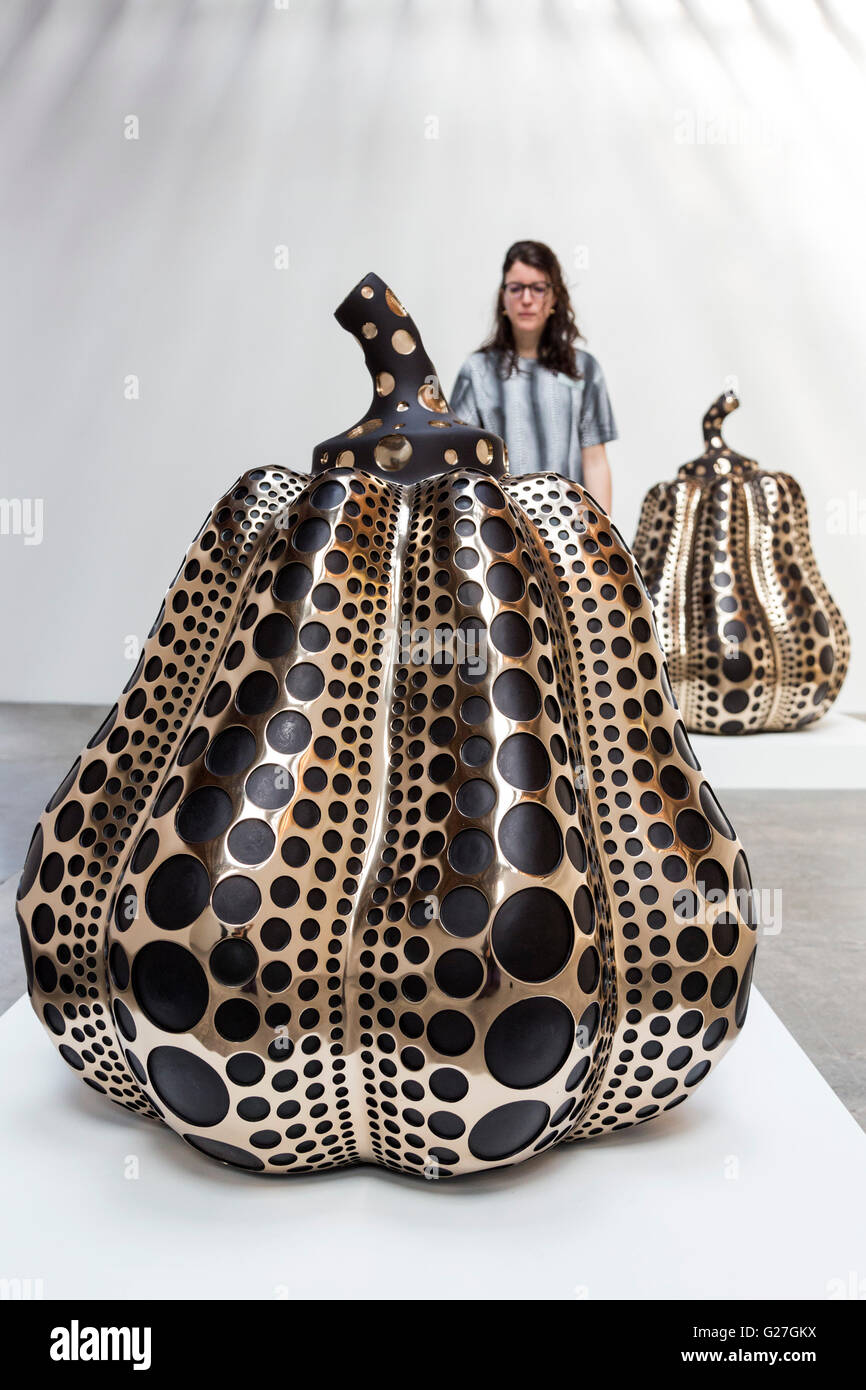 Londra, Regno Unito. 24 maggio 2016. Zucca, 2016, mirroring di bronzo lucidato. Una nuova mostra dell'artista giapponese Yayoi Kusama si apre a tutte le tre posizioni di Victoria Miro Gallery di Londra e corre dal 25 maggio al 30 luglio 2016. Foto Stock