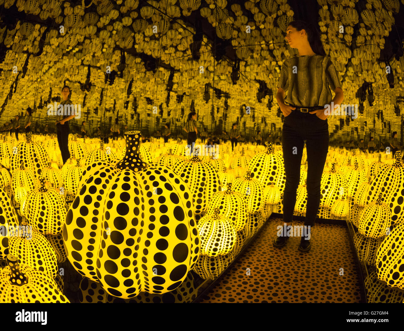 Londra, Regno Unito. 24 maggio 2016. Immagine: tutti l eterno amore che ho per le zucche, 2016. Una nuova mostra dell'artista giapponese Yayoi Kusama si apre a tutte le tre posizioni di Victoria Miro Gallery di Londra e corre dal 25 maggio al 30 luglio 2016. Foto Stock