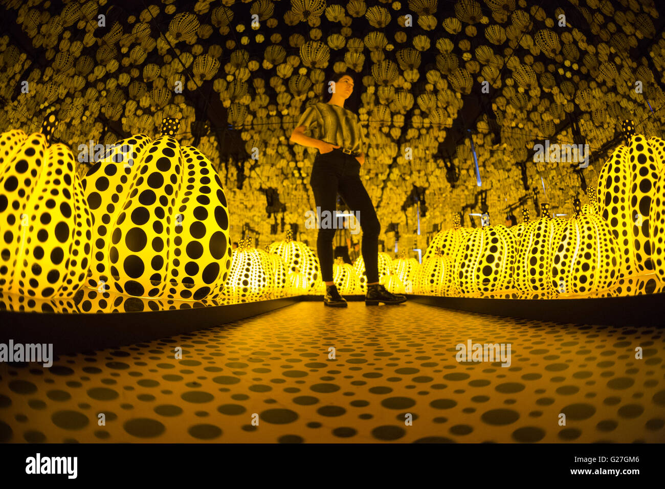 Londra, Regno Unito. 24 maggio 2016. Immagine: tutti l eterno amore che ho per le zucche, 2016. Una nuova mostra dell'artista giapponese Yayoi Kusama si apre a tutte le tre posizioni di Victoria Miro Gallery di Londra e corre dal 25 maggio al 30 luglio 2016. Foto Stock