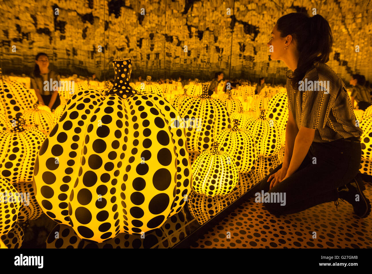 Londra, Regno Unito. 24 maggio 2016. Immagine: tutti l eterno amore che ho per le zucche, 2016. Una nuova mostra dell'artista giapponese Yayoi Kusama si apre a tutte le tre posizioni di Victoria Miro Gallery di Londra e corre dal 25 maggio al 30 luglio 2016. Foto Stock