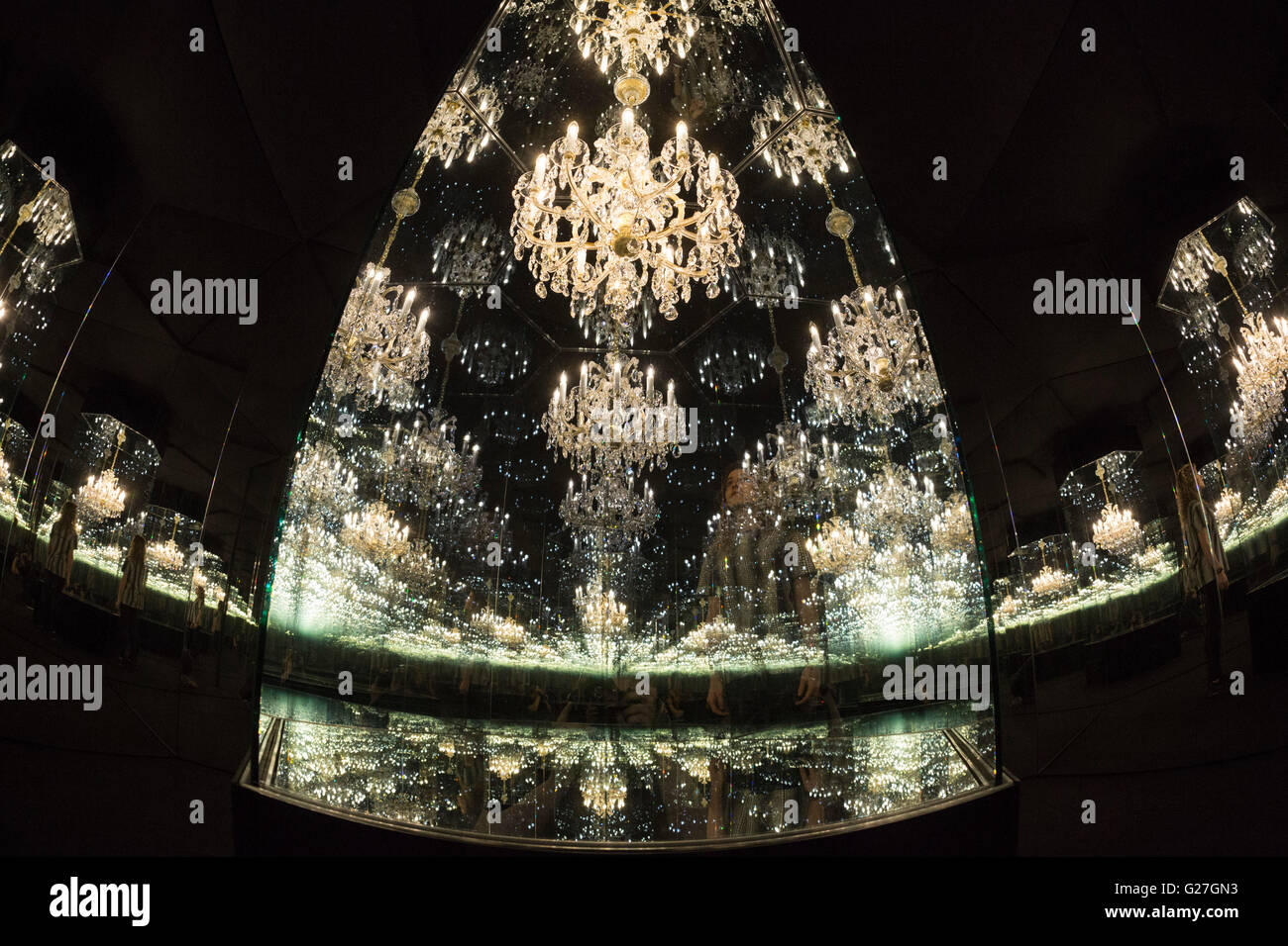 Londra, Regno Unito. 24 maggio 2016. Lampadario di dolore, 2016. Una nuova mostra dell'artista giapponese Yayoi Kusama si apre a tutte le tre posizioni di Victoria Miro Gallery di Londra e corre dal 25 maggio al 30 luglio 2016. Foto Stock