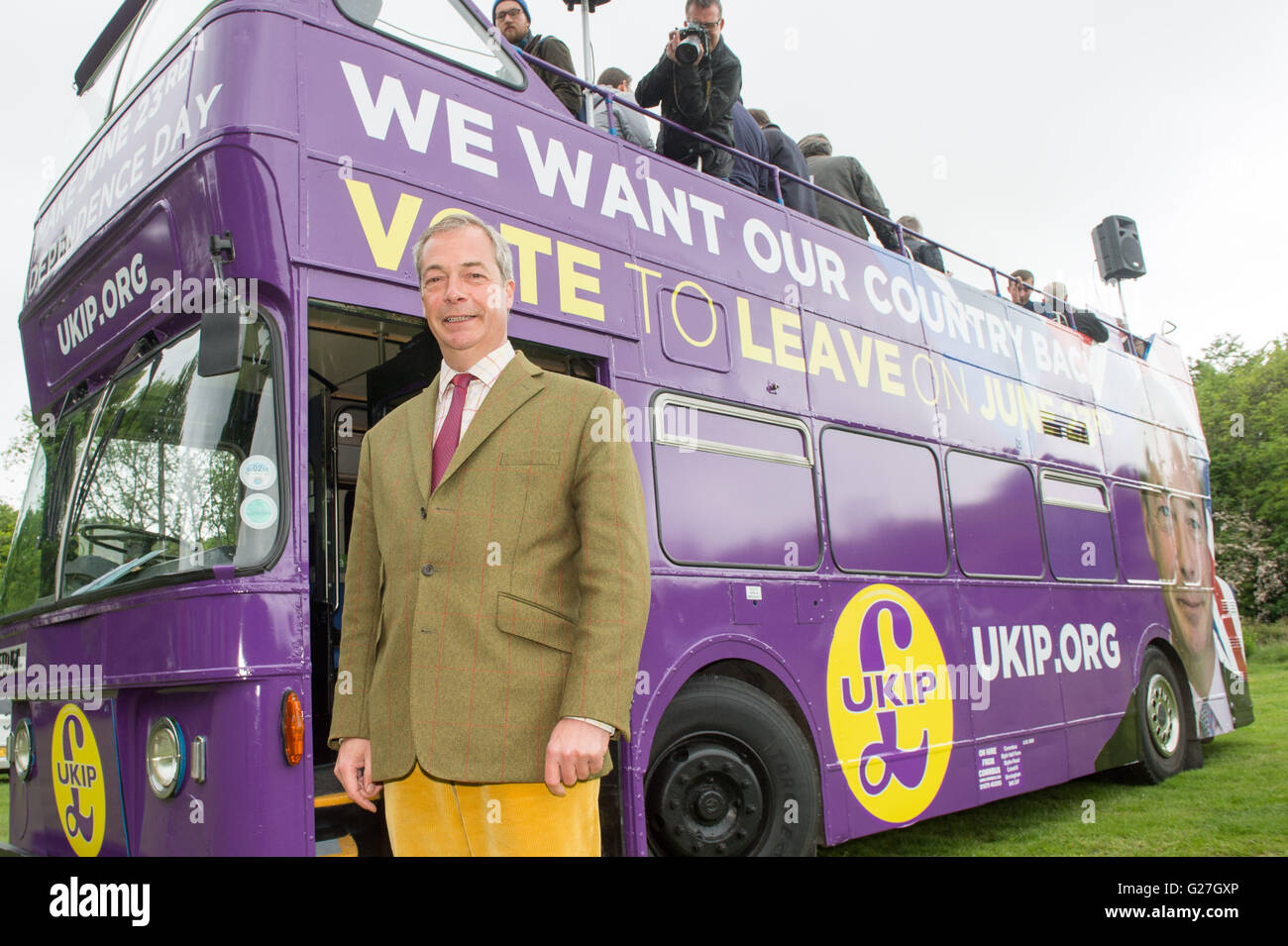 Leader UKIP Nigel Farage a bordo la sua battaglia BREXIT bus in Thorpe Hesley vicino a Sheffield Foto Stock