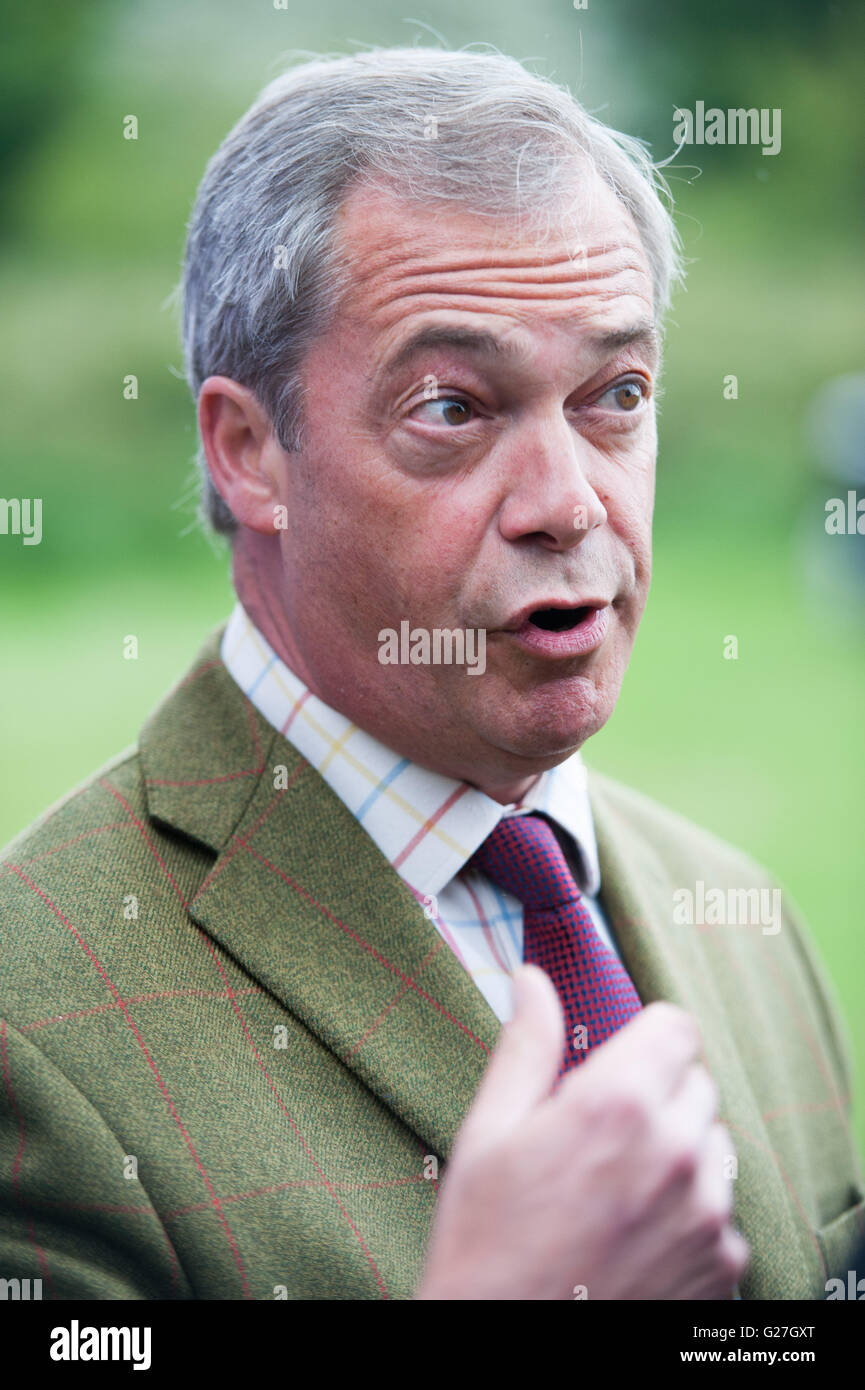 Leader UKIP Nigel Farage a bordo la sua battaglia BREXIT bus in Thorpe Hesley vicino a Sheffield Foto Stock