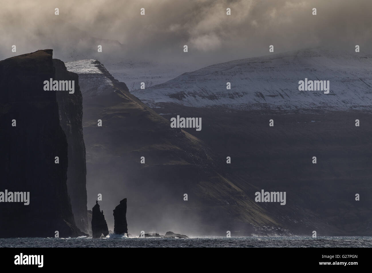 Nuvole drammatico, mare pile Risin og Kellingin, Risin e Kellingin, Eysturoy, costa Nord Isole Faerøer, Danimarca Foto Stock