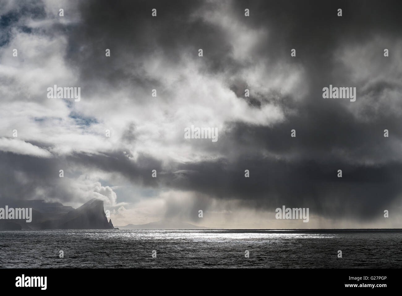 Nuvole drammatico, scogliere, isole e Eysturoy Streymoy, Isole Faerøer, Danimarca Foto Stock