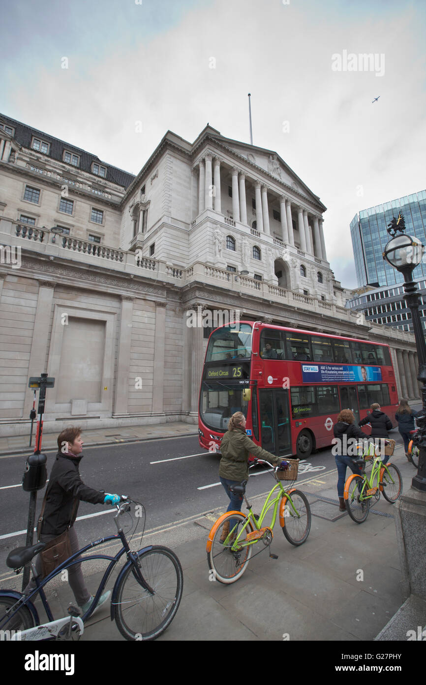 Occupare della Londra city tour a piedi attraverso il cuore della City di Londra a istituzioni finanziarie, London, England, Regno Unito Foto Stock