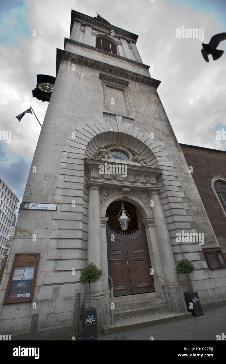 St Mary le Bow, prua sagrato, la storica chiesa della città di Londra ricostruita dopo il Grande Incendio di Londra del 1666, London, Regno Unito Foto Stock
