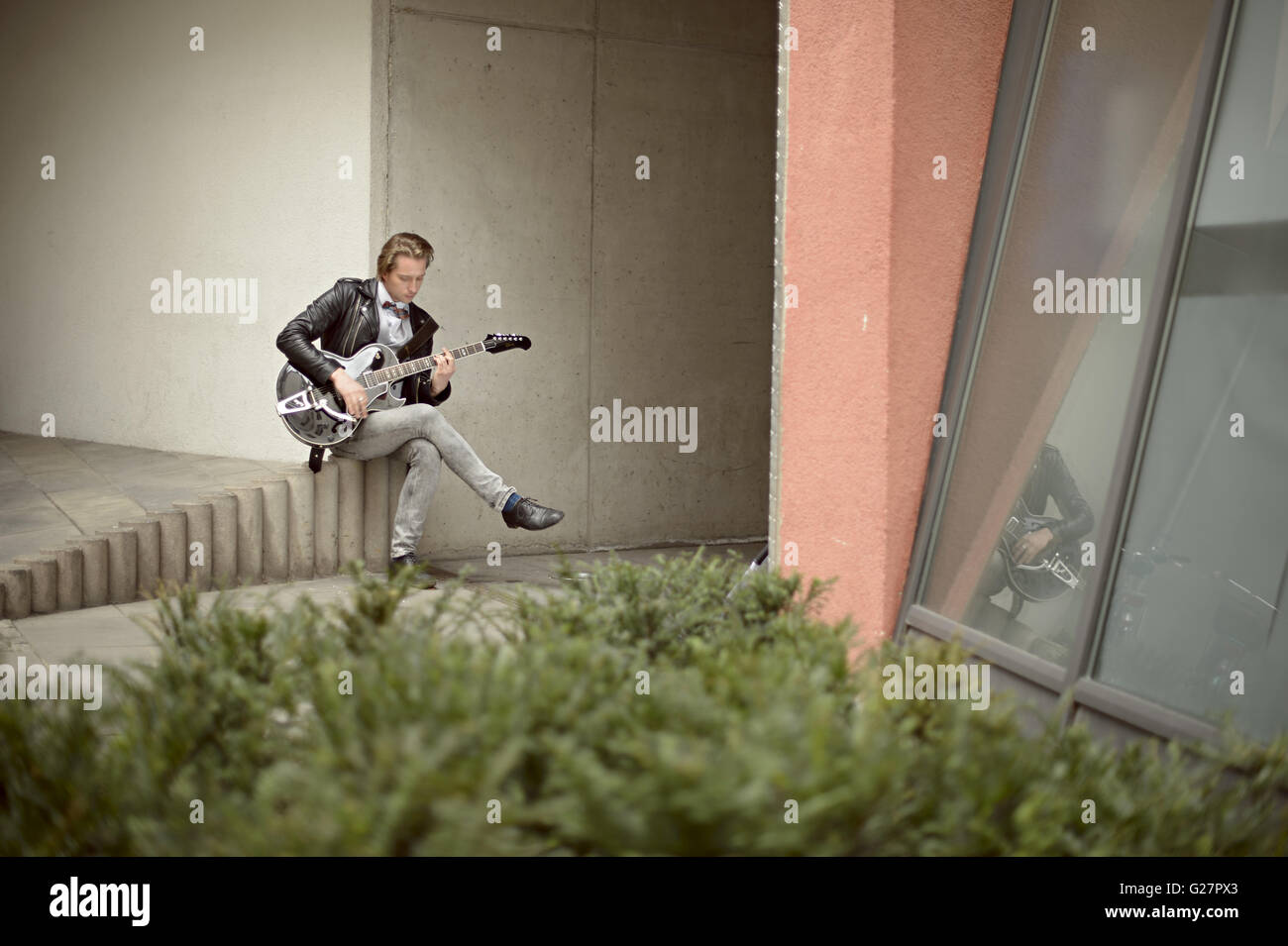 Attore tedesco e multi-strumentista Tim Morten Uhlenbrock suonare una chitarra Gibson mentre fuori e circa nel quartiere Mitte. Dotato di: Tim Morten Uhlenbrock Dove: Berlino, Germania Quando: 07 Apr 2016 Foto Stock