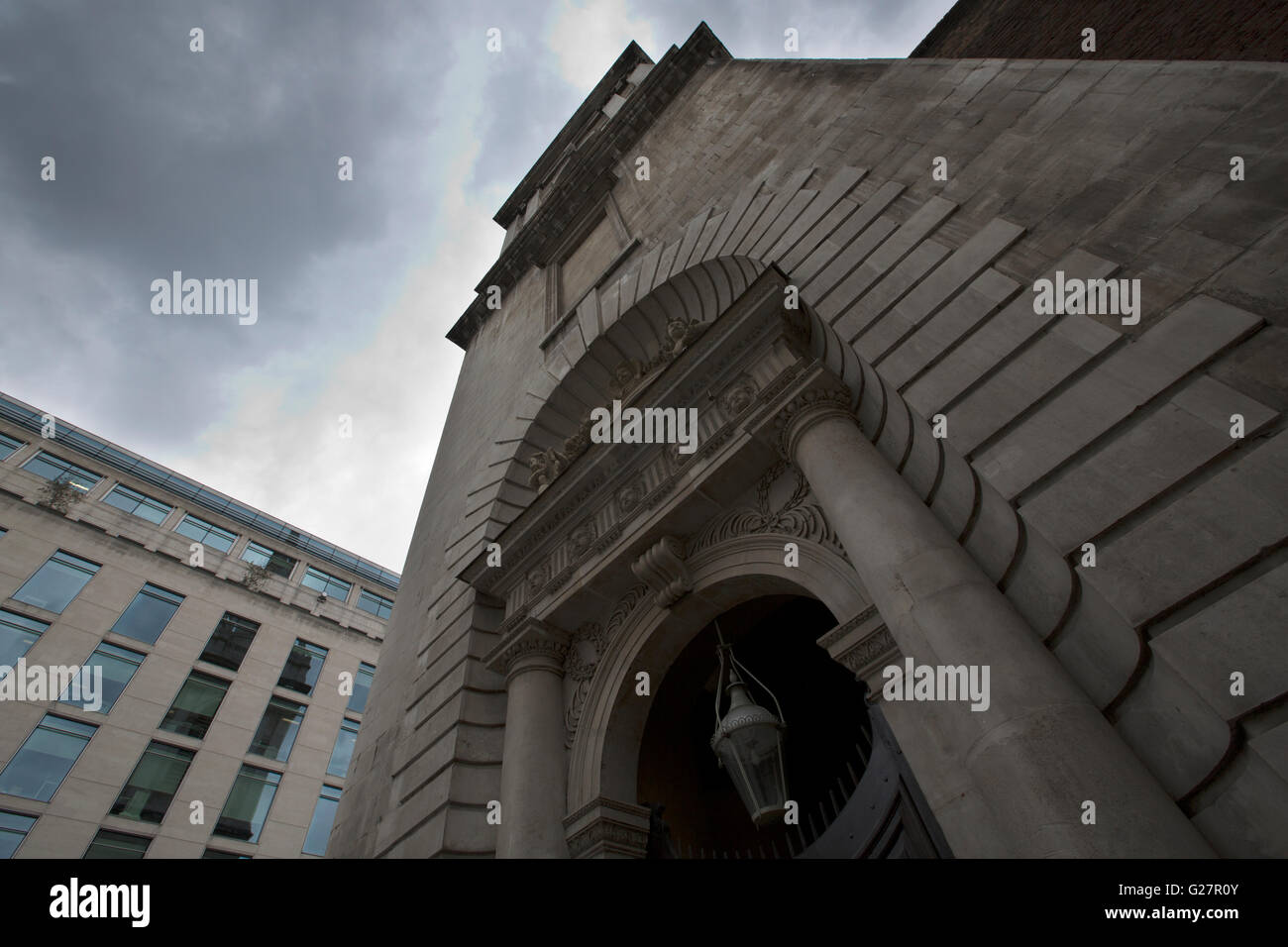 St Mary le Bow, prua sagrato, la storica chiesa della città di Londra ricostruita dopo il Grande Incendio di Londra del 1666, London, Regno Unito Foto Stock