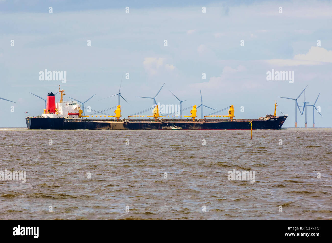 Portarinfuse Yick Luk passando davanti di centrali eoliche offshore visto da Crosby Merseyside Foto Stock