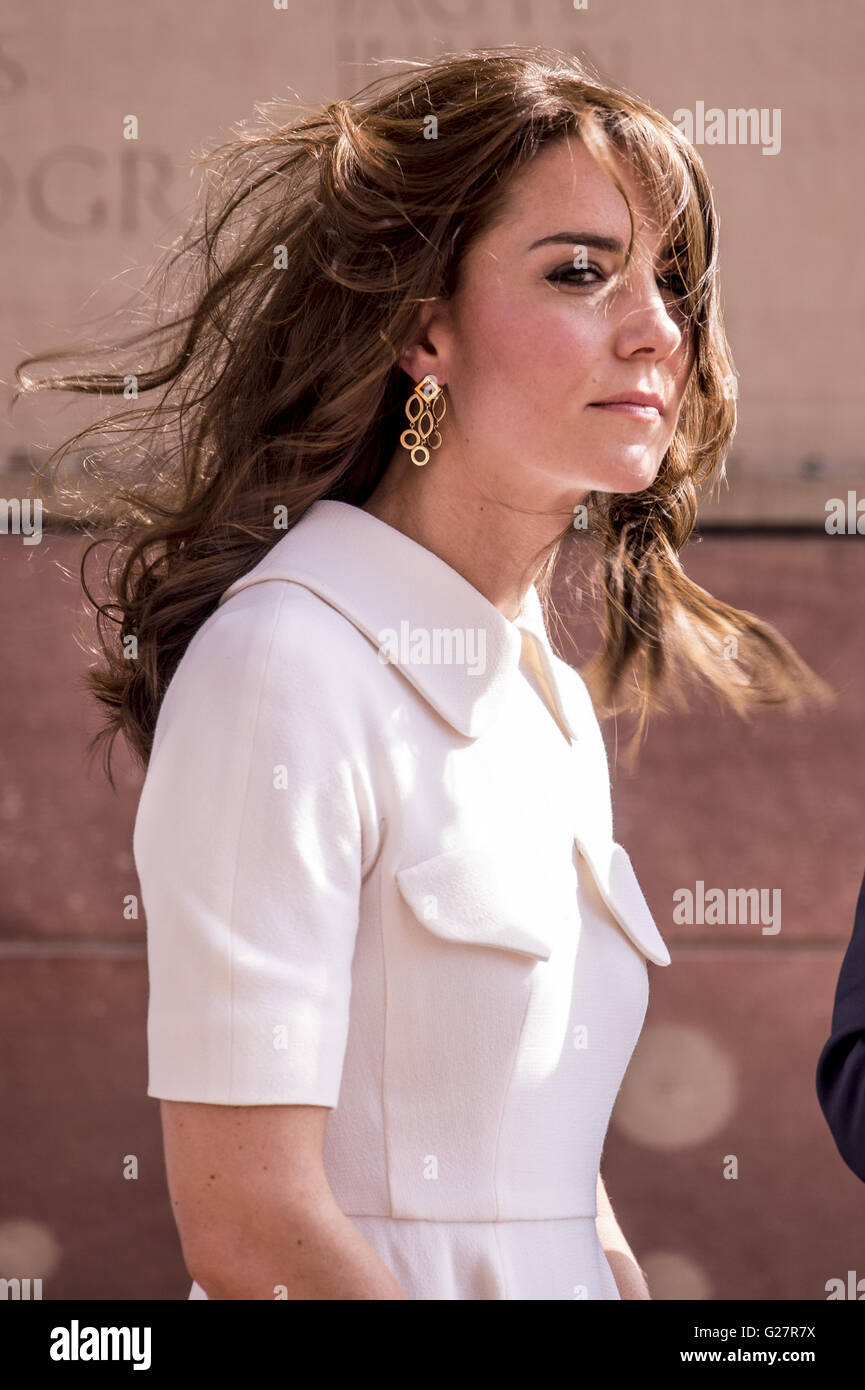 Il Duca e la Duchessa di Cambridge frequentare l'India Gate a Delhi per onorare i soldati da WW I, mediante la posa di una corona di fiori. Dotato di: Catherine, duchessa di Cambridge, Kate Middleton dove: Delhi, India quando: 11 Apr 2016 Foto Stock