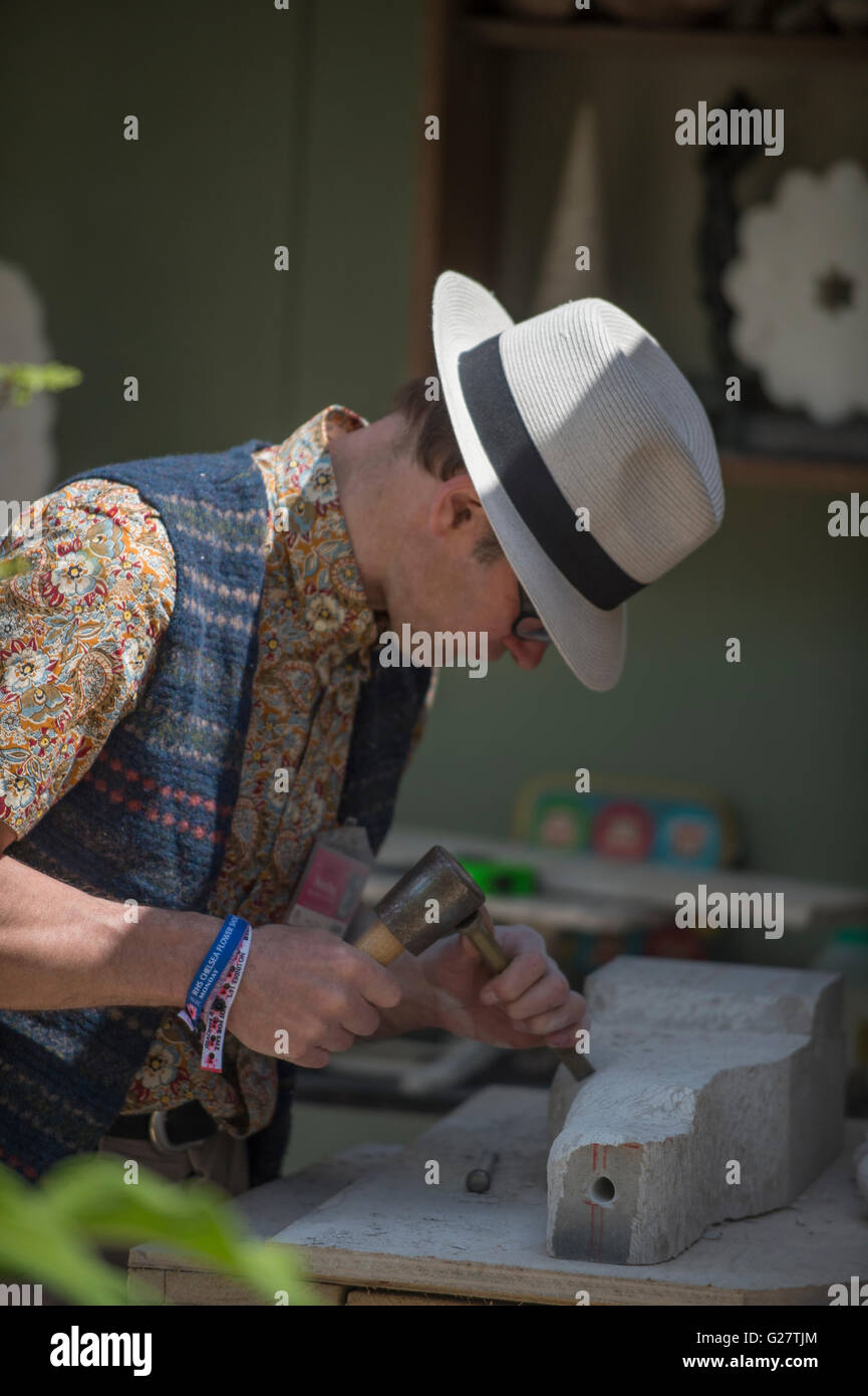 2016 RHS Chelsea Flower Show, Nicolas Moreton, scultore lavorando su pietra Foto Stock