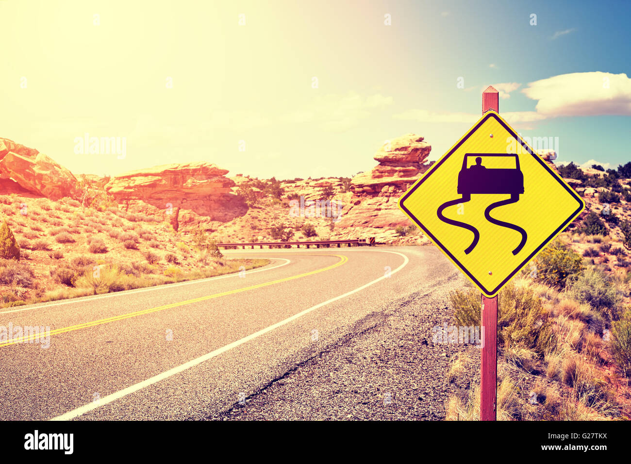 Vintage tonica tortuosa strada un cartello di segnalazione da una strada, profondità di campo, STATI UNITI D'AMERICA. Foto Stock