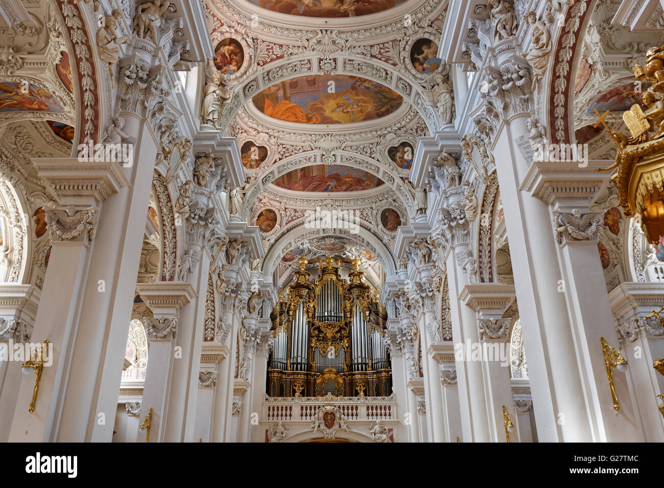 Interno con organo, Santo Stefano&#39;s Cathedral, Passau, Bassa Baviera, Baviera, Germania Foto Stock